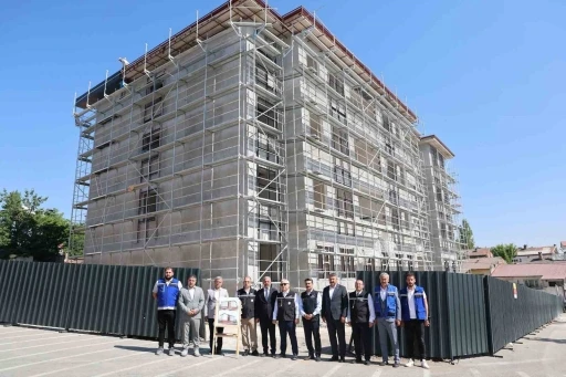 Vali Yılmaz Şimşek, eğitim, restorasyon ve kentsel d&ouml;n&uuml;ş&uuml;m yatırımlarını inceledi
