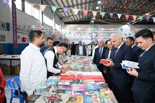 Vali Zorluoğlu &Ccedil;ermik kitap fuarını ziyaret etti
