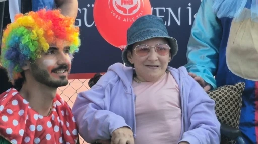 Valiyi &ccedil;ok sevdiğini s&ouml;yleyen engellinin duygulandıran mutluluğu
