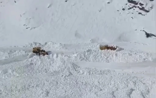 Van Bah&ccedil;esaray&rsquo;da mezra yoluna &ccedil;ığ d&uuml;şt&uuml;
