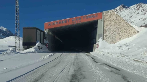 Van-Bahçesaray yolu tipi nedeniyle ulaşıma kapandı
