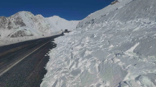 Van-Bah&ccedil;esaray yolu ulaşıma a&ccedil;ıldı
