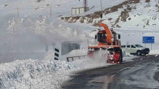 Van-&Ccedil;atak yolunda 5. g&uuml;n: Ge&ccedil;işler sadece acil ve &ouml;ncelikli ara&ccedil;lara a&ccedil;ık
