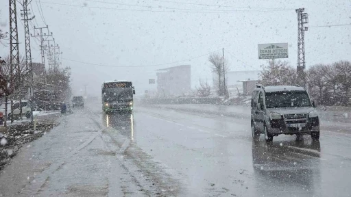 Van&rsquo;da 11 yerleşim yerinin yolu ulaşıma kapandı
