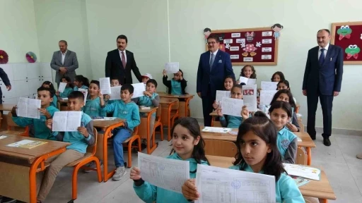 Van&rsquo;da 275 bin 826 &ouml;ğrenci karne heyecanı yaşadı
