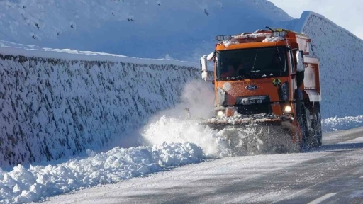 Van&rsquo;da 390 yerleşim yerinin yolu kardan kapandı
