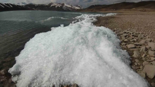 Van&rsquo;da baraj g&ouml;l&uuml;nde donan dalgalar g&ouml;rsel ş&ouml;len sundu
