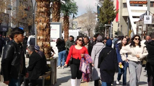 Van&rsquo;da bayram telaşı: Caddeler doldu taştı
