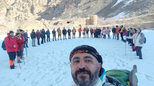 Van&rsquo;da beyaz &ouml;rt&uuml; altında tarihe yolculuk: Der Meryem Manastırı ziyaret edildi
