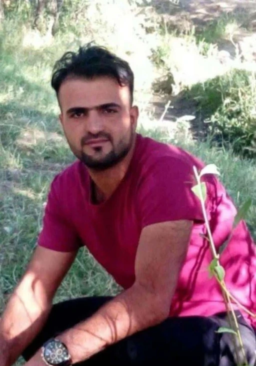 Van&rsquo;da bir gen&ccedil; iş yerinin &ouml;n&uuml;ndeki ara&ccedil;ta &ouml;l&uuml; bulundu
