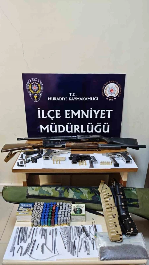 Van&rsquo;da &ccedil;ok sayıda silah ve m&uuml;himmat ele ge&ccedil;irildi
