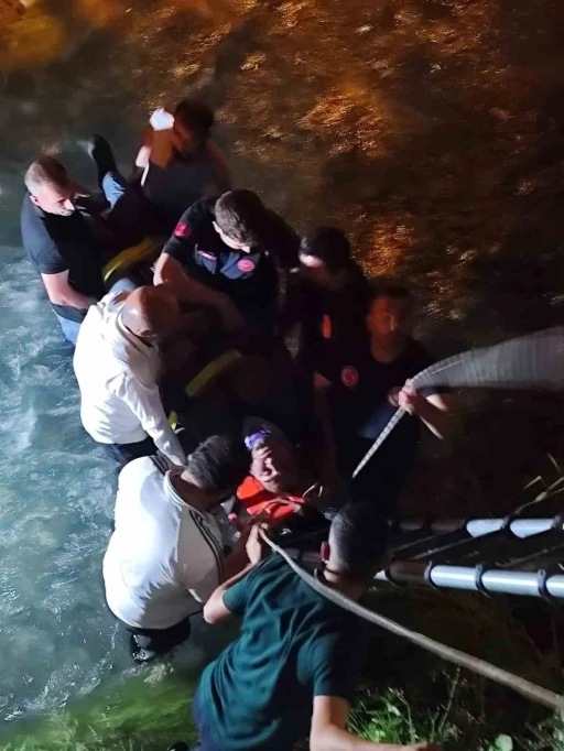 Van&rsquo;da dereye d&uuml;şen kamyonetin s&uuml;r&uuml;c&uuml;s&uuml; yaralandı
