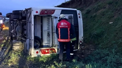 Van&rsquo;da emniyet personelini taşıyan midib&uuml;s devrildi: 4 yaralı
