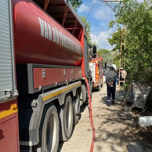Van&rsquo;da ev ve samanlık yangını
