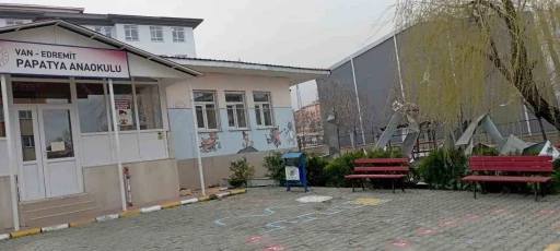 Van’da fırtına çatıları uçurdu, ağaçları ve direkleri devirdi
