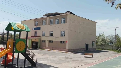 Van’da fırtına okulun çatısını uçurdu
