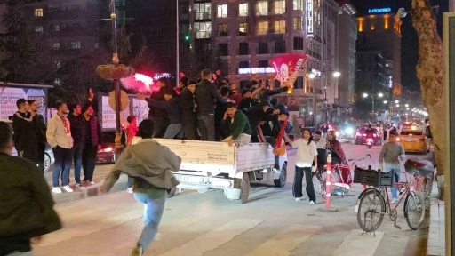 Van&rsquo;da Galatasaray&rsquo;ın şampiyonluğu coşkuyla kutlandı
