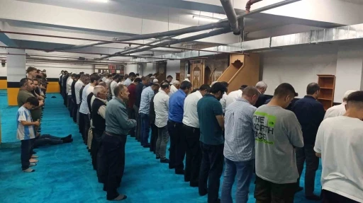 Van’da Hazreti Ömer Camii yeniden yapılıyor: Otopark alanı geçici mescit oldu
