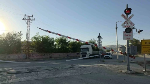 Van&rsquo;da hemzemin ge&ccedil;itte sinyaller arızalanınca s&uuml;r&uuml;c&uuml;ler zor anlar yaşadı
