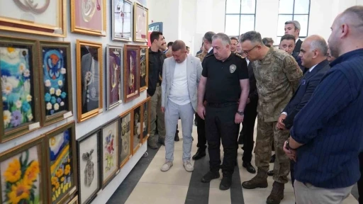 Van&rsquo;da h&uuml;k&uuml;ml&uuml; ve tutukluların yaptığı eserler sergilendi
