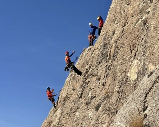 Van’da ilk kez çok ip boylu kaya tırmanışı eğitimi verildi
