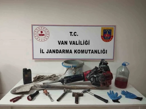 Van&rsquo;da ka&ccedil;ak kazı yapan 4 kişiye adli işlem yapıldı

