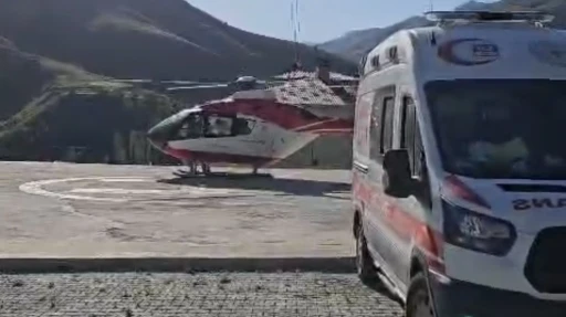Van&rsquo;da kalp krizi ge&ccedil;iren hasta helikopter ambulansla hastaneye sevk edildi
