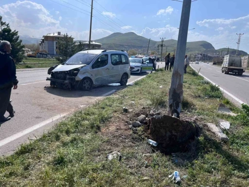 Van&rsquo;da kamyonet aydınlatma direğine &ccedil;arptı: 4 yaralı
