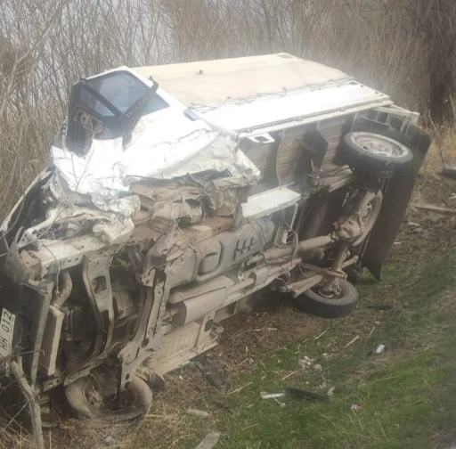 Van’da kamyonet otomobille çarpıştı: 3 yaralı
