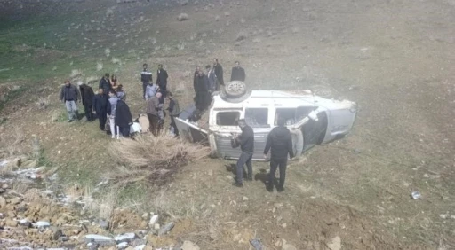 Van&rsquo;da kamyonet şarampole devrildi: 4 yaralı
