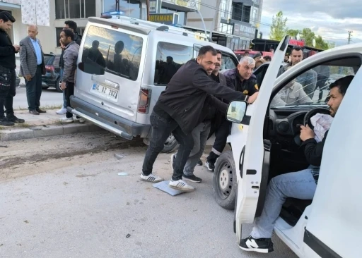 Van&rsquo;da kamyonetler &ccedil;arpıştı: 3 yaralı
