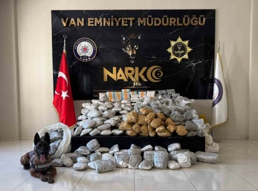 Van’da kamyonetteki yün çuvallarının içinden 122 kilo uyuşturucu çıktı

