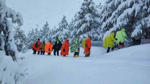 Van&rsquo;da kar nedeniyle yol kapandı, rota Toprakkale&rsquo;ye &ccedil;evrildi
