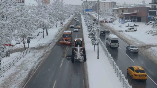 Van&rsquo;da kar yağışı hayatı olumsuz etkiliyor

