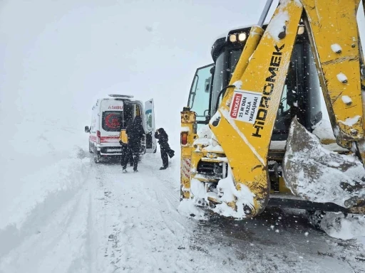 Van&rsquo;da kar yağışı ulaşımı aksattı: Sağlık ve belediye ekipleri alarma ge&ccedil;ti
