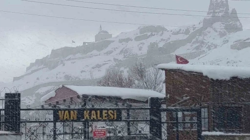 Van&rsquo;da kardan dolayı kapanan 390 yoldan 230&rsquo;u a&ccedil;ıldı
