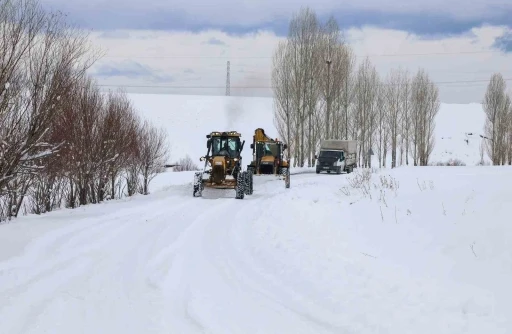 Van&rsquo;da kardan kapanan 363 yoldan 230&rsquo;u a&ccedil;ıldı
