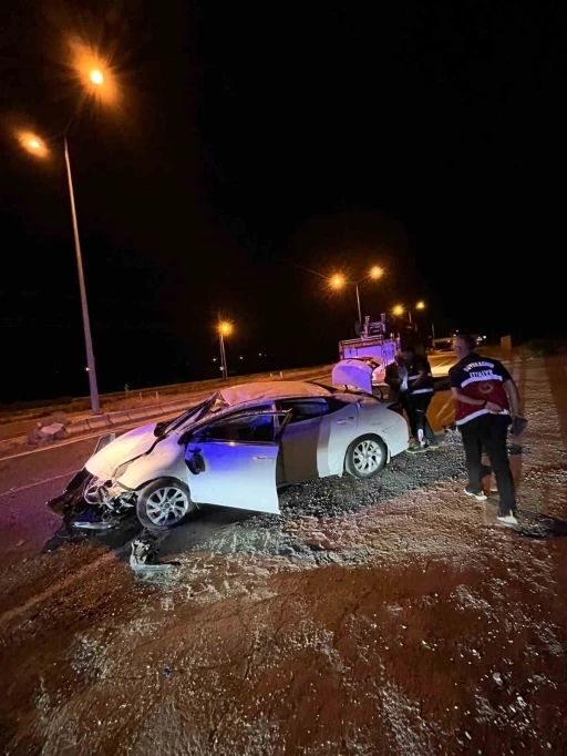 Van&rsquo;da kaza yapan otomobilin bagajından &ccedil;ok sayıda bira kutusu &ccedil;ıktı
