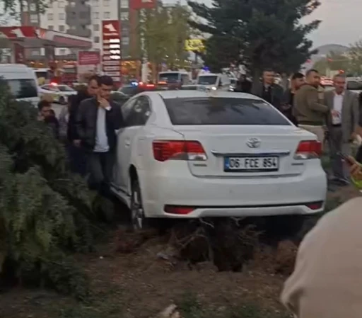 Van’da kontrolden çıkan araç ağaca çarptı: 2 yaralı
