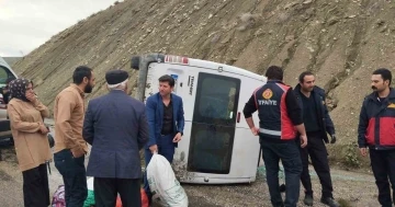 Van’da kontrolden çıkan minibüs yan yattı: 3 yaralı
