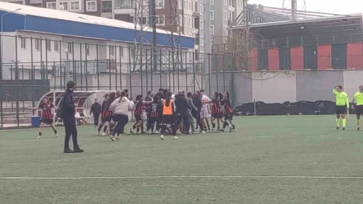 Van&rsquo;da ma&ccedil; bitti yumruklar konuştu
