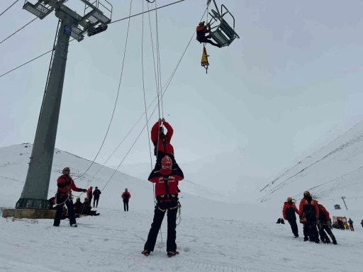 Van&rsquo;da nefes kesen &ccedil;ığ tatbikatı ger&ccedil;eği aratmadı
