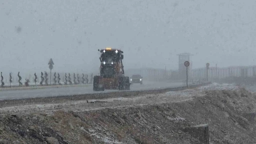 Van&rsquo;da nisan karı: 93 yerleşim yerinin yolu kapandı, İzmir u&ccedil;ağı inemedi
