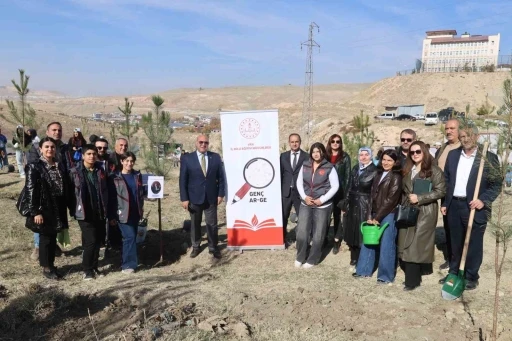 Van’da öğrenciler &quot;Yeşil Vatan&quot; için fidan dikti
