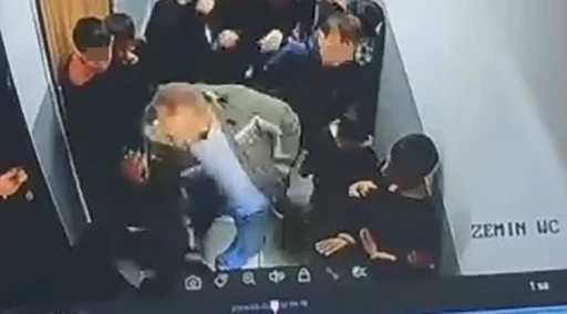 Van&rsquo;da okulda dehşet: &Ccedil;ocuğuna kartopu atan &ouml;ğrenciyi koridorda darp etti
