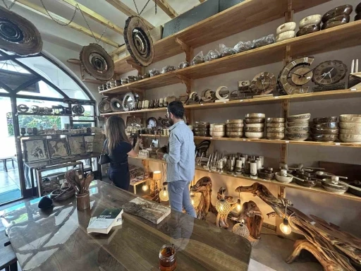 Van&rsquo;da &ouml;mr&uuml;n&uuml; tamamlamış ceviz ağa&ccedil;ları dekoratif &uuml;r&uuml;nlere d&ouml;n&uuml;ş&uuml;yor
