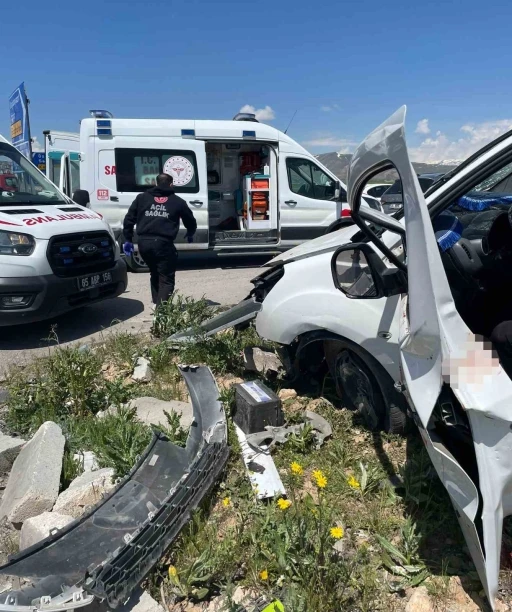 Van&rsquo;da otomobiller &ccedil;arpıştı: 4 &ouml;l&uuml;, 2 yaralı
