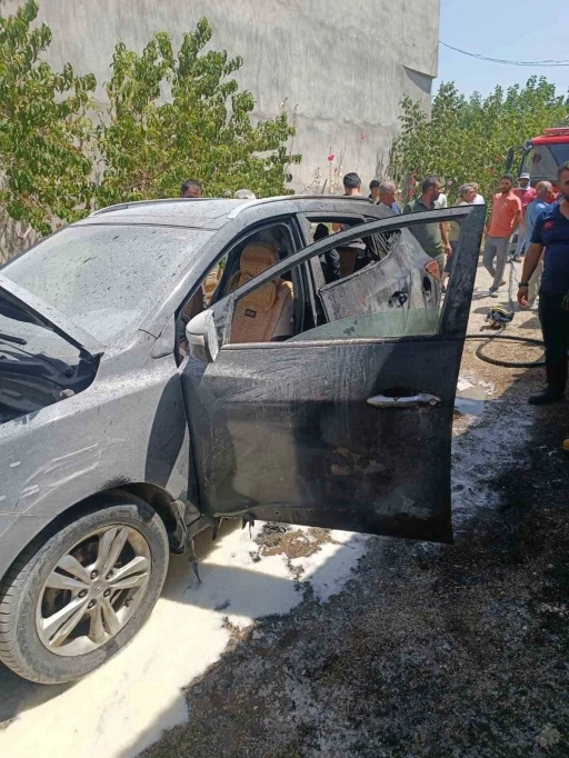 Van’da park halindeki otomobil yandı
