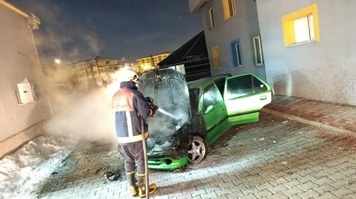 Van&rsquo;da park halindeki otomobil yandı
