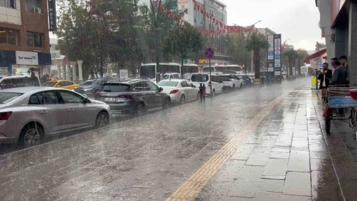 Van’da sağanak yağış
